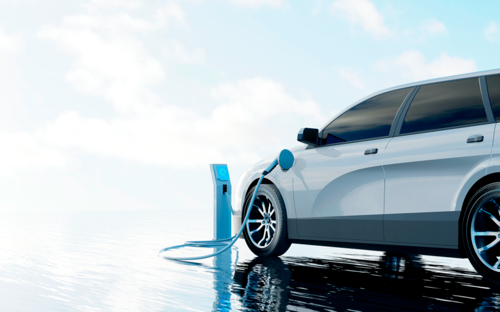 Elektroauto beim Laden an einer Ladesäule